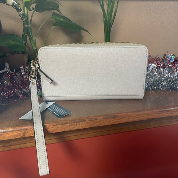 DOONEY & BOURKE SAFFIANO LARGE ZIP AROUND WRISTLET. ECRU. NEW WITH TAGS IN BOX. - Picture 2 of 7